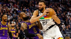 Gobert dal pěstí svému spoluhráči. Další hráč Minnesoty si zlomil ruku