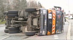 VIDEO: Opilec za volantem převrátil popelářský vůz
