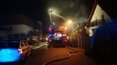 Manželům shořela přes noc střecha nad hlavou, stihli utéct