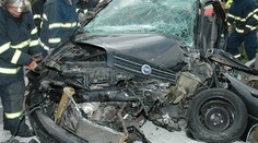 OBRAZEM: Fiat narazil v Praze do autobusu MHD