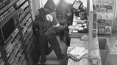 Žena se nezalekla a lupiči se ubránila. Policisté ho vypátrali do pár minut