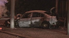 Taxikář uhořel v centru Prahy, když narazil do sloupu a trafiky