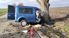 Tragická dopravní nehoda na Olomoucku. Řidič nepřežil náraz do stromu
