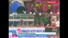 VIDEO: Řekové bouřili na basketbalu, zápas musel být ukončen