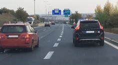 Neuvěřitelné! Řidička držela dítě za nohy, během jízdy jí viselo z okna