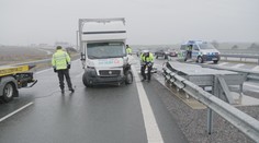 Tragická nehoda na dálnici D11. Řidič v nemocnici zemřel
