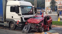 Tragédie na Zlínsku: Řidič osobáku čelně narazil do kamionu, na místě zemřel