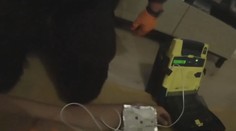 VIDEO: Muž ležel doma bez známek života, zachránili ho až policisté