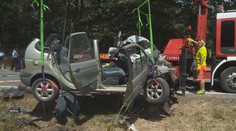 Renault náhle vjel pod náklaďák s kamením, řidič osobáku zemřel