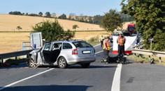 Motorkář nezvládl předjíždění, srazil se s protijedoucím autem a zemřel!