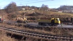 Dělníci zasypávají kráter po zříceném tunelu
