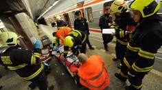 Provoz metra C zastavila smrtelná nehoda, do kolejiště spadl člověk