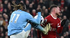 Byl Dokuův zákrok na penaltu? Liverpool se čílí, experti se neshodnou