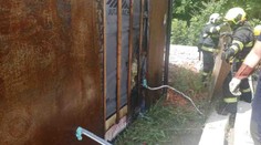 Muž šel na vosy s hořákem! Zapálil si dům, od hasičů ještě dostal pokutu