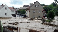 Stovky výjezdů a zablokovaná doprava. Česko zasáhly silné povodně, hrozí další