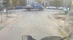 VIDEO: Tenhle motorkář měl víc štěstí než rozumu