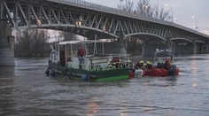Uvízlou loď v Litoměřicích se podařilo vyprostit. Hasičům dala pořádně zabrat