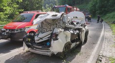 Na auto u Trutnova spadl strom. Zemřely dvě ženy a dítě, řidič je v nemocnici