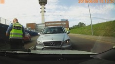 Strážníci zastavili mladíka (17) v autě, rychle se prohodil s otcem
