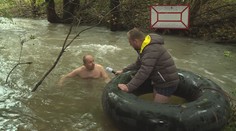 Do ledové vody Covid-19 navzdory. Muž zachraňuje kostel otužováním