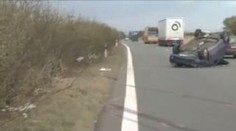 Řidič převrátil auto na střechu. Dva zranění