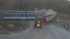 Traktor vjel na přejezd i s vlekem, smetl ho vlak. Nehodu zachytila kamera