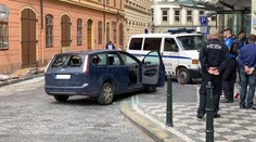Muži nebyli spokojeni s ochrankou v klubu, začali kolem sebe střílet