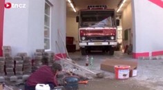 Kopáči vyhloubili díru - hasičům před prahem