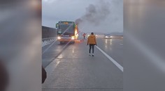 Hororová nehoda autobusu u Vídně: Z motoru šlehaly plameny a řidič to neřešil