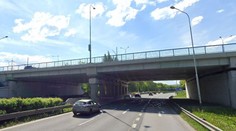 Tragédie v Ostravě. Školačka spadla z mostu na silnici, na místě zemřela