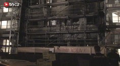 Plameny zachvátily panelový dům v Praze. Hasiči evakuovali 50 nájemníků
