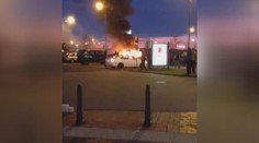 Ohnivé představení v Letňanech: Plameny pohltily dvě auta!