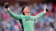 Brankář Crystal Palace hrdinou. Chytil penaltu i další šance. Měl být ale vyloučen
