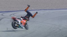 Vietti po děsivém pádu odkulhal, Acosta se vyboural v rychlosti 300 km/h