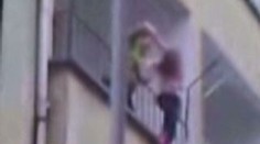 VIDEO: Krkavčí matka spustila dítě na prádelní šňůře!