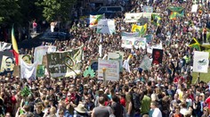 LEGALIZUJTE MARIHUANU! Prahou pochodují příznivci "trávy"