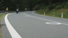 Na silnicích se objevilo nové dopravní značení. Má pomoci motorkářům