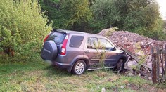 Dvouleté dítě na Berounsku přejelo svou matku autem