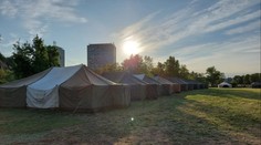 Uprchlíci se o víkendu přestěhují do stanového městečka v Tróji