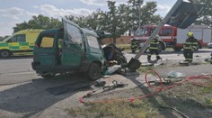 Řidič předjel auta a vjel přímo pod vlak. Teď mu hrozí vězení