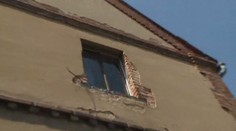 Adámek (2) se těžce zranil po pádu z okna. Policie vyšetřuje matku