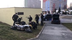 Motorkář ujížděl před policií. Po vybourání se pokusil utéct po svých
