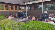 Na zahrádce popíjely desítky lidí, "párty" ukončila policie. VIDEO