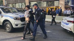 Muž v Sydney útočil na lidi nožem, jednu ženu zabil, druhou zranil