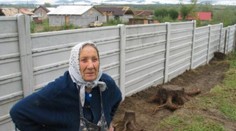 Romskou osadu obehnala betonová zeď. Místní se bouří