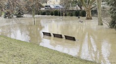 V Praze prasklo potrubí, voda zaplavila park na Letné
