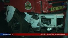 VIDEO: Hasiči jeli k požáru, cestou bourali s autobusem