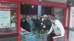 MASAKR: Obchod zlevnil zboží a Slováci se porvali!