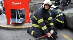 Smolař dne: Hasiči už podruhé vyprošťovali mladíka z kontejneru
