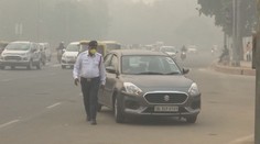 Zavřené školy, omezená doprava! Indické Dillí dusí extrémní smog